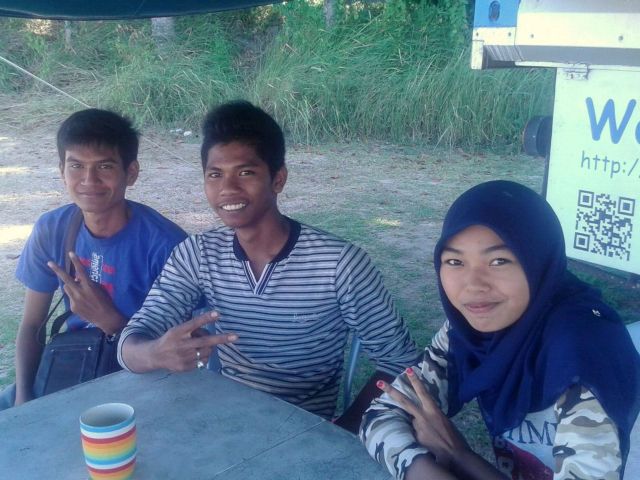 Faizul, Nazim und Aisyah leben im Nachbardorf Kampung Ewa.